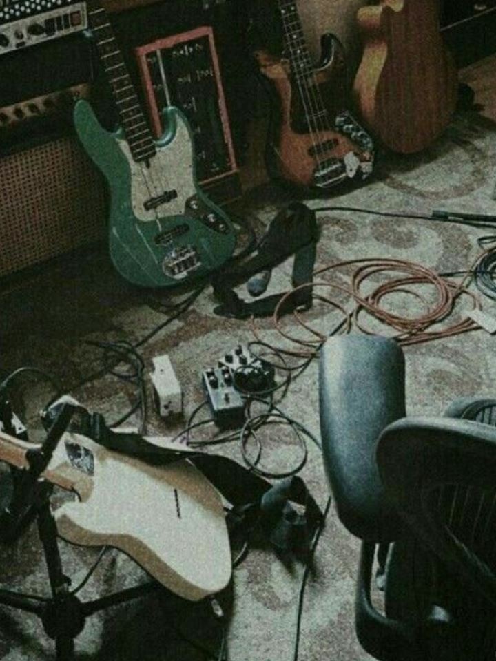 〔me? fall in love with a member of the rival band〕 [bl] icon